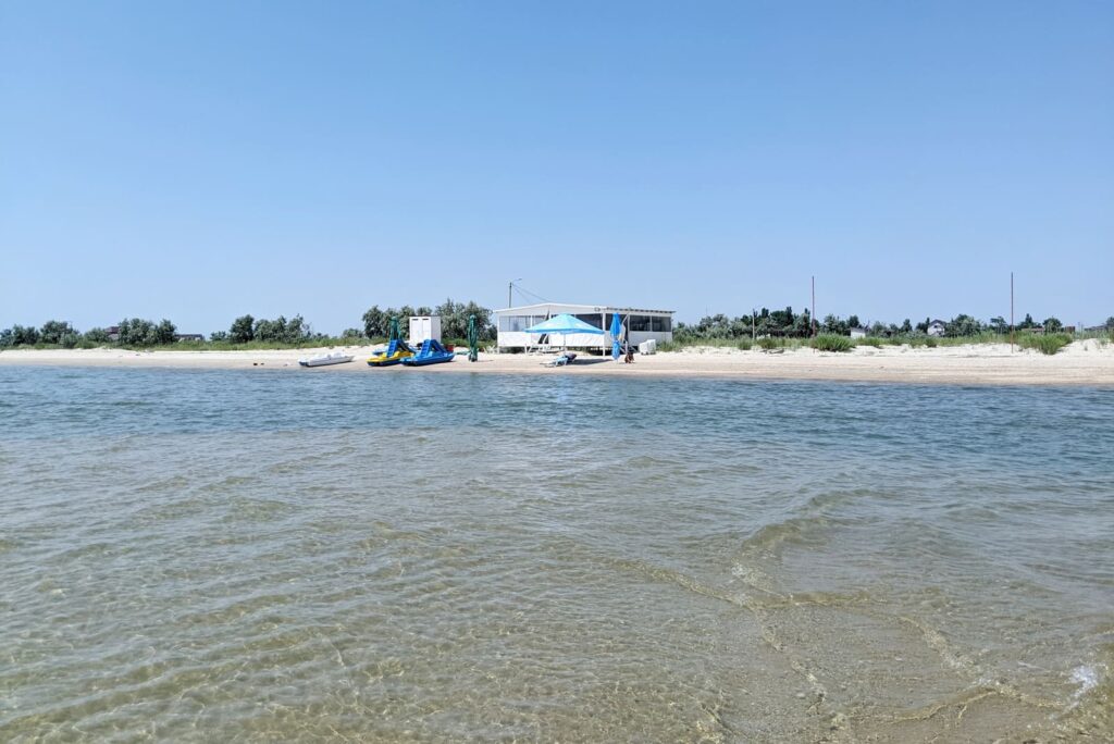 Водный транспорт на пляже Приморского